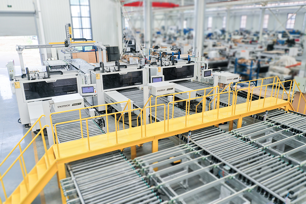EXCITECH Drilling Cell – inteligentné riešenie automatického vŕtania. Nie je obmedzené prácou, viaczmenná výroba, vyžaduje menej operátorov ako manuálna, zvyšuje produktivitu