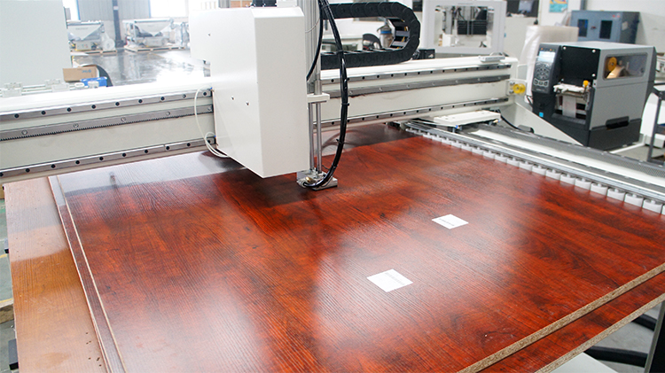 Pomocou vybavenia CNC obrábacieho centra EXCITECH s karuselovým zásobníkom nástrojov vytvoril Henan-DAESHIN DASHIN HOME DESIGN FACTORY, ktorý bol ocenený ako národný pilotný projekt inteligentnej výroby.