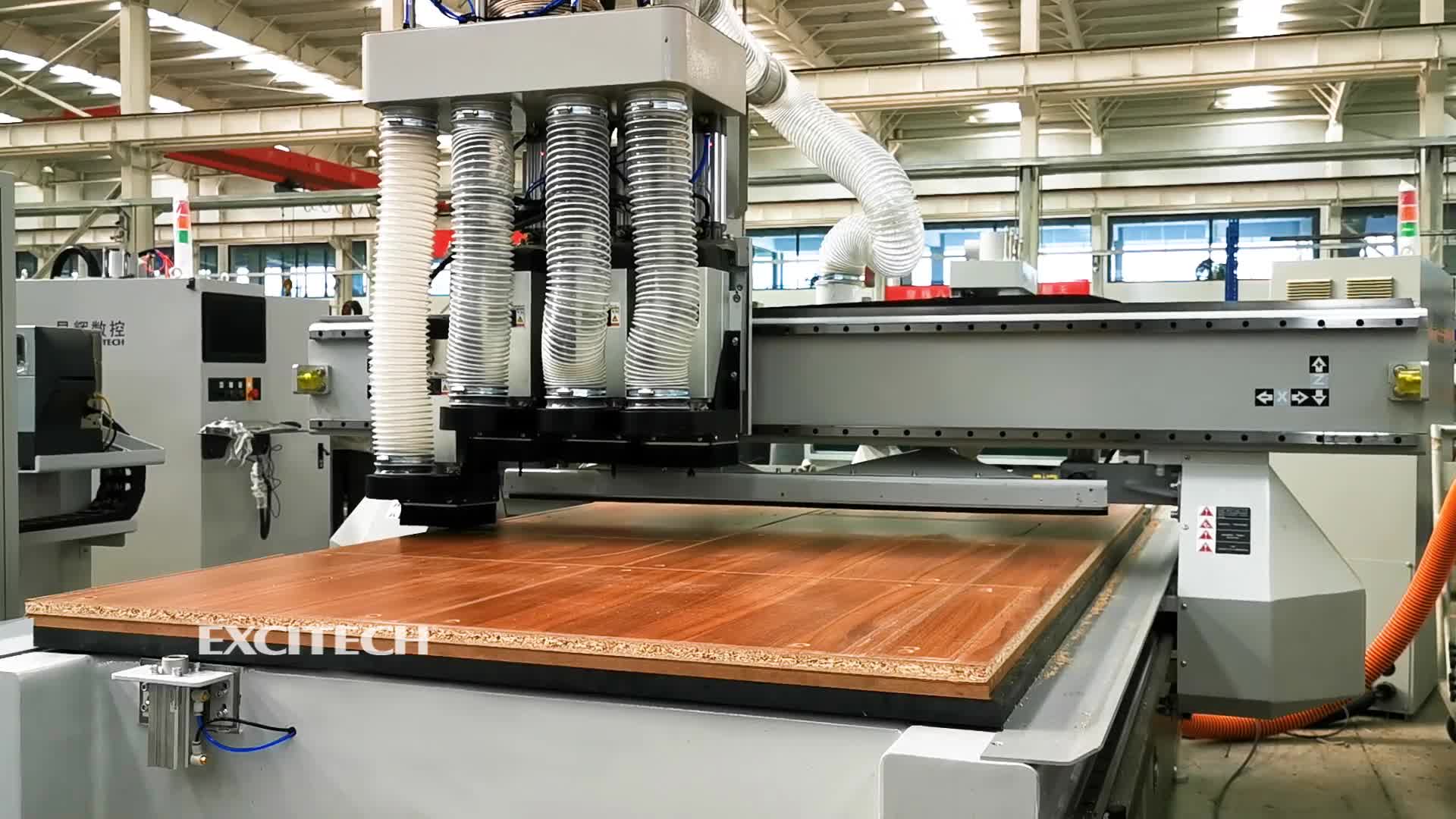 Excitech so štyrmi hlavnými pracovnými centrom CNC stroj